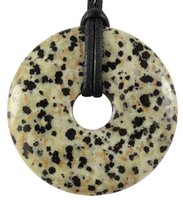 Dalmatiner Jaspis Donut 40 mm als Geschenkset mit Lederband, 1 Stück