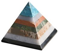 Pyramide Multistone aus verschiedenen Edelsteinen, 5 cm