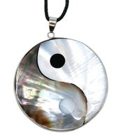 Perlmutt Yin & Yang Anhänger im Geschenkset mit Lederkette