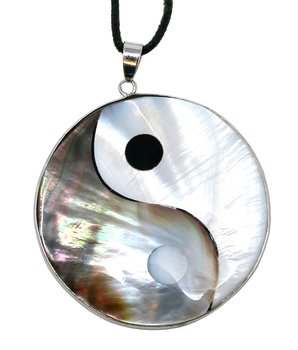 Perlmutt Yin & Yang Anhänger im Geschenkset mit Lederkette