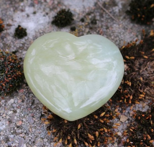 Edelstein China Jade Herz 1 Stück Handschmeichler Edelserpentin grün Herz 4 cm 
